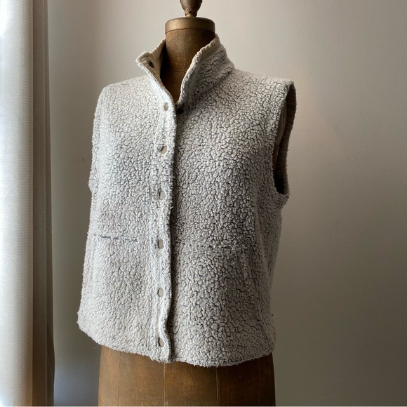 Toad&Co Jackets & Blazers - TOAD & CO Horny Toad oatmeal color recycled wool sherpa vest L corduroy collar